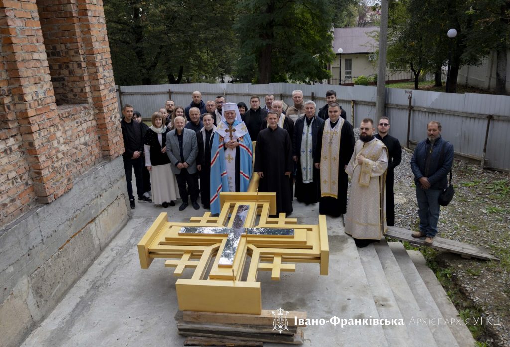 Єпископ Володимир благословив хрести для верхів храму святого Миколая в Івано-Франківську