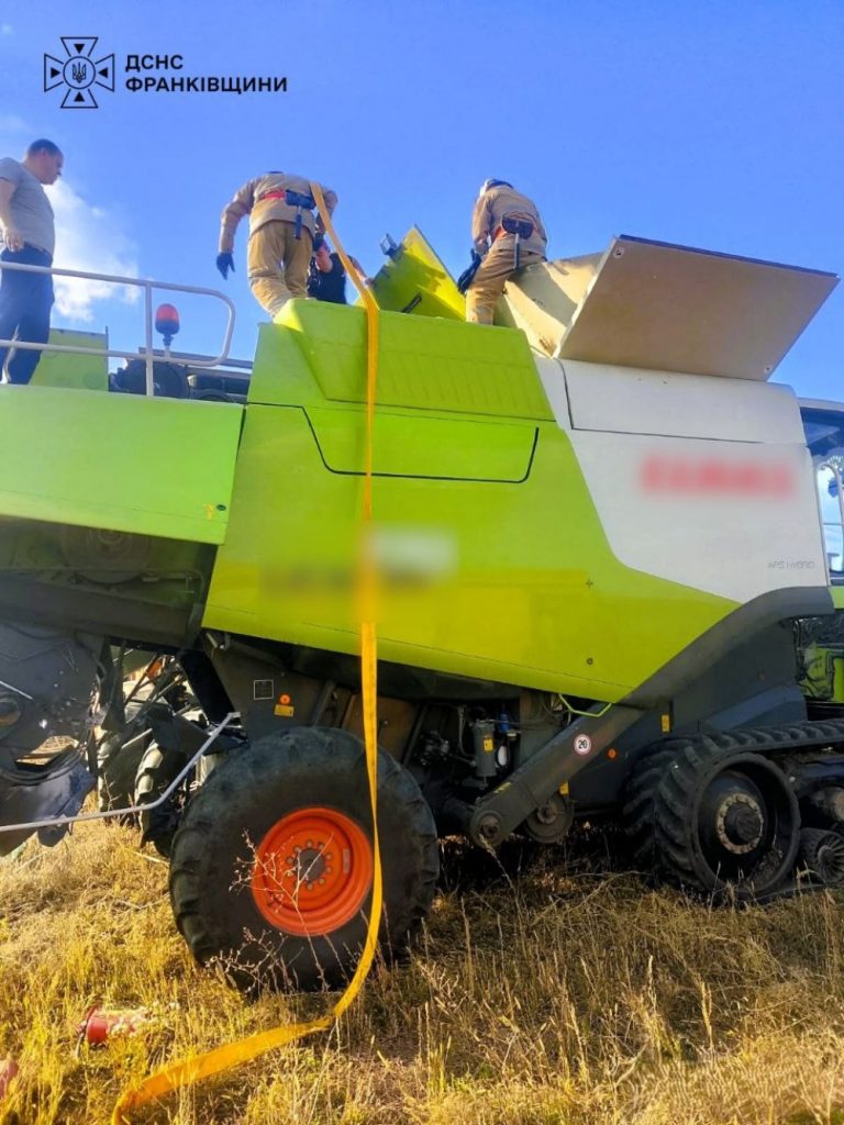 У Городенківському районі під час жнив загорівся комбайн