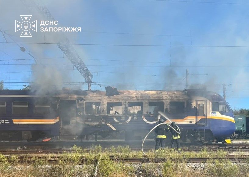 Внаслідок подвійного удару російських дронів по поїзду біля Запоріжжя загинула провідниця