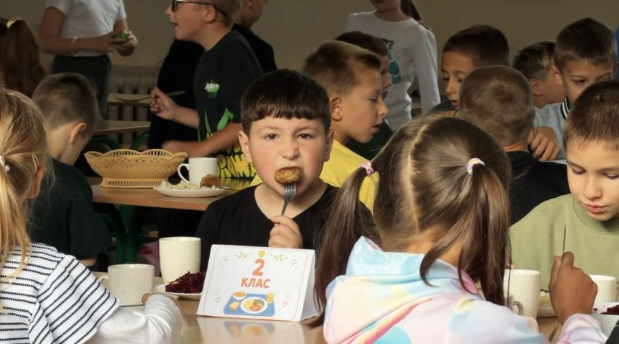 Як у Калуському ліцеї №4 оновили меню шкільних обідів: відбивна, булгур і фрукти замість чипсів