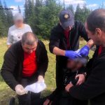 На Івано-Франківщині рятувальники надали допомогу чоловіку, який травмувався, впавши з гойдалки неподалік гори Кукул