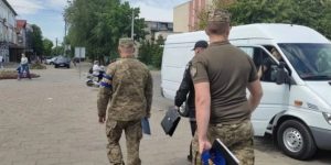 На Прикарпатті чоловік вигнав військового ТЦК із шиномонтажу