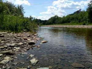 У калуській промзоні безконтрольно витікає цінна вода. Кому вона належить і хто понесе витрати?