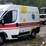 У Соловинській громаді швидка допомога застрягла на пошкодженій дорозі