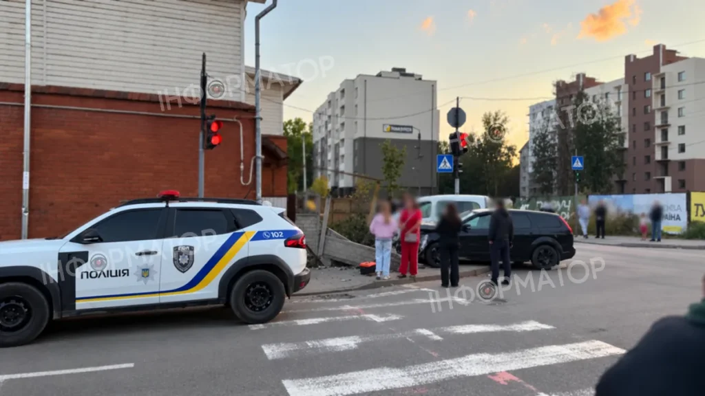 Аварія на перехресті в Коломиї: автомобіль врізався в огорожу