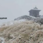 На горі вже стоять зимові морози, тому рятувальники попереджають туристів.