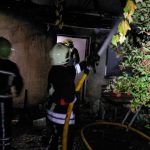 У Мукачеві вночі загорілася допоміжна будівля: пожежники врятували житловий будинок