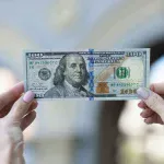 Водій на Прикарпатті спробував підкупити поліцейського за 100 доларів: суд постановив штраф