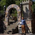 Митець Анатолій Козарук з Незвиська створив музей на своєму подвір’ї