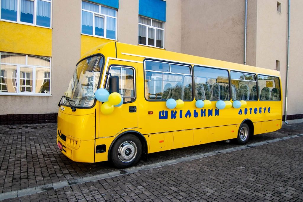 Тисменицький ліцей придбав новий автобус для перевезення учнів