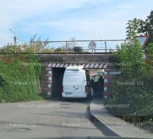 В Івано-Франківську мікроавтобус застряг під мостом на Промисловій вулиці