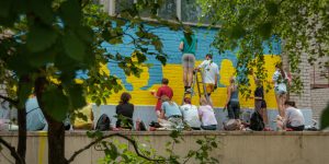У Коломиї малюють настінний живопис на честь воїнів та воїнок