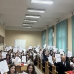 Перед початком диктанту студенти підготували святкову програму: виконували пісні в іншій інтерпретації