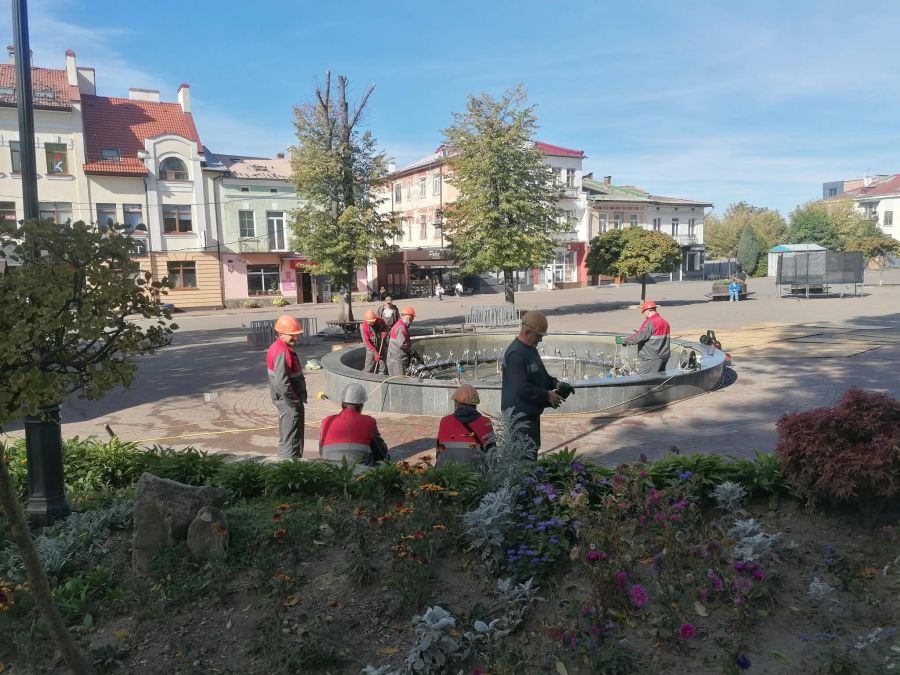 У Калуші головний фонтан на площі Героїв заморозили до весни