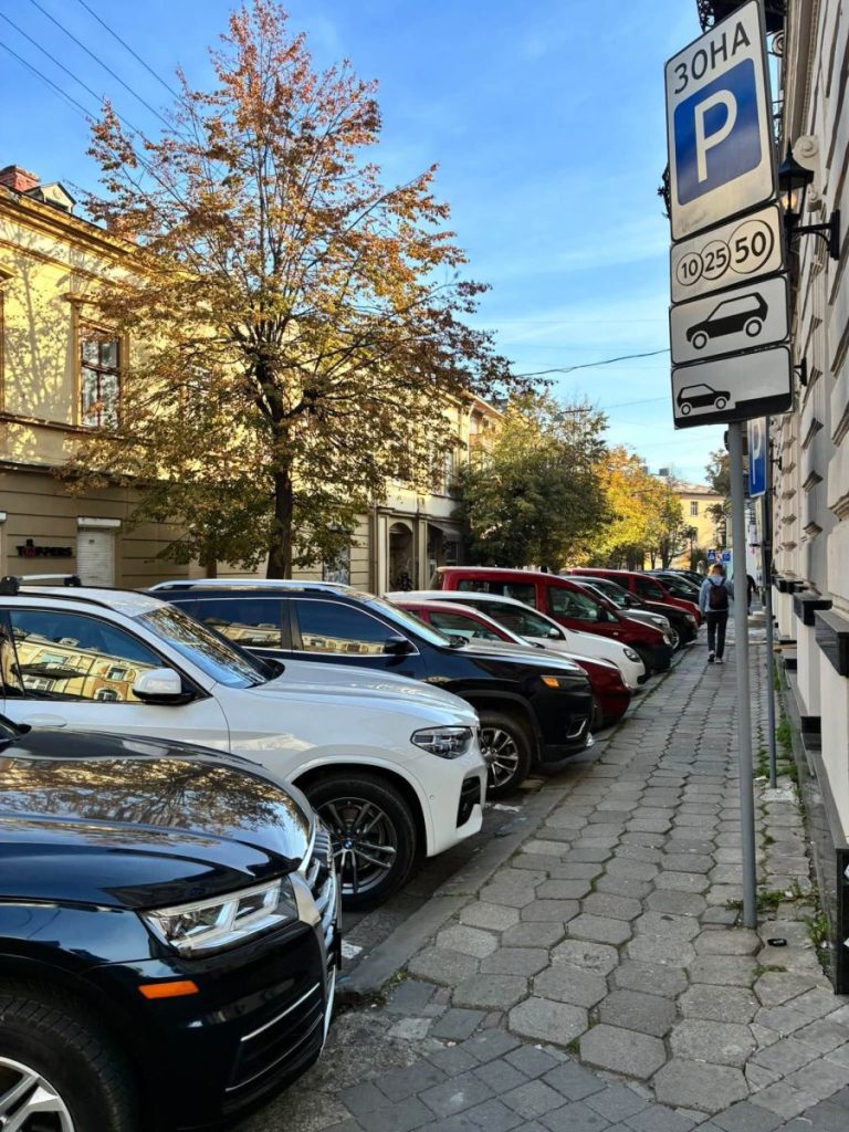 В Івано-Франківську проведуть аудит операторів паркувальних майданчиків через порушення прав УБД та відсутність абонементів