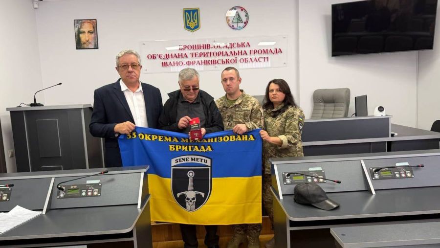 У Брошневі-Осаді родині загиблого воїна Андрія Тебешевського вручили орден «Хрест Героя» та бойовий прапор