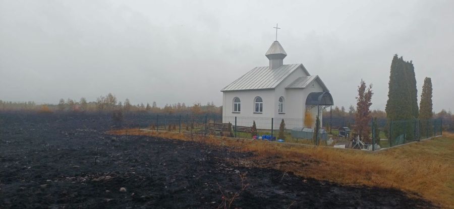 У Сваричеві пожежа знищила 3 гектари території, але не дісталась каплички