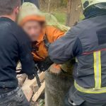 У Прикарпатті рятувальники дістали з шестиметрової криниці 66-річного чоловіка