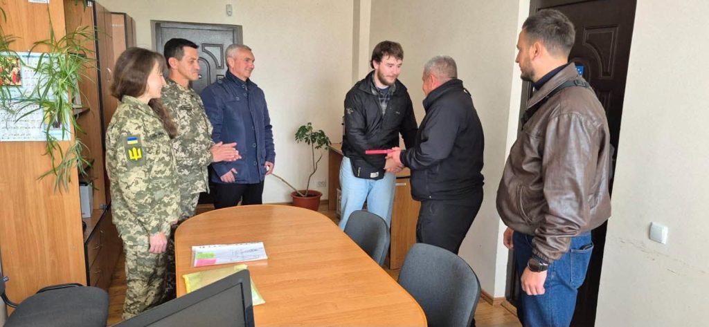 Володимир Бабанін нагородив Захисника Давида Олексина державною відзнакою