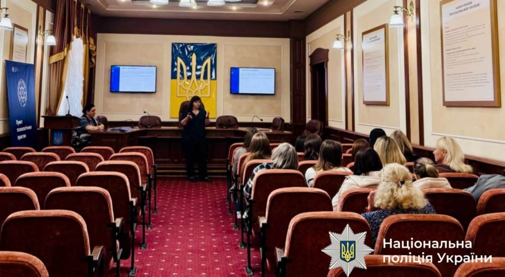 Оператори служби «102» Прикарпаття поліпшували свої навички спілкування та психології