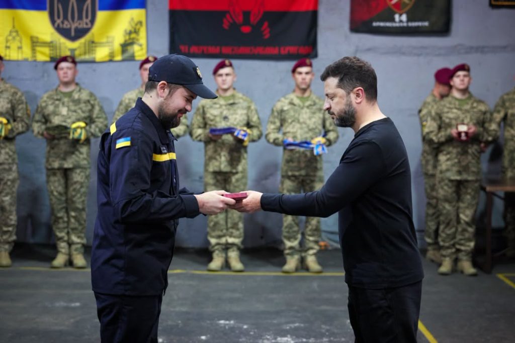 Президент України Володимир Зеленський нагородив рятувальника ДСНС державною нагородою