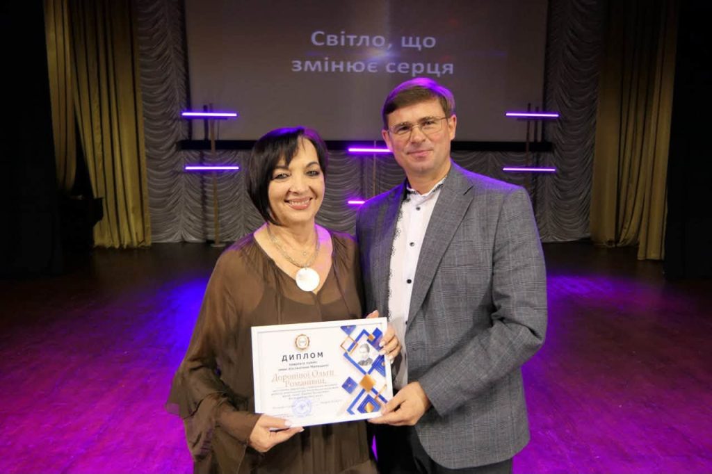 «СВІТЛО, ЯКЕ ПЕРЕТВОРЮЄ СЕРЦЯ»: ПРИВІТАННЯ ПРАЦІВНИКАМ ОСВІТИ КАЛУСЬКОЇ ГРОМАДИ