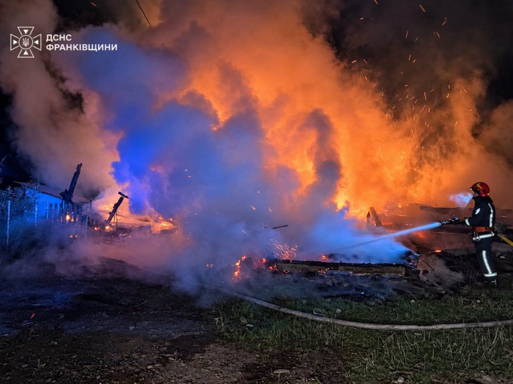 На Прикарпатті рятувальні служби погасили дві пожежі, а в результаті другого інциденту було знайдено тіло