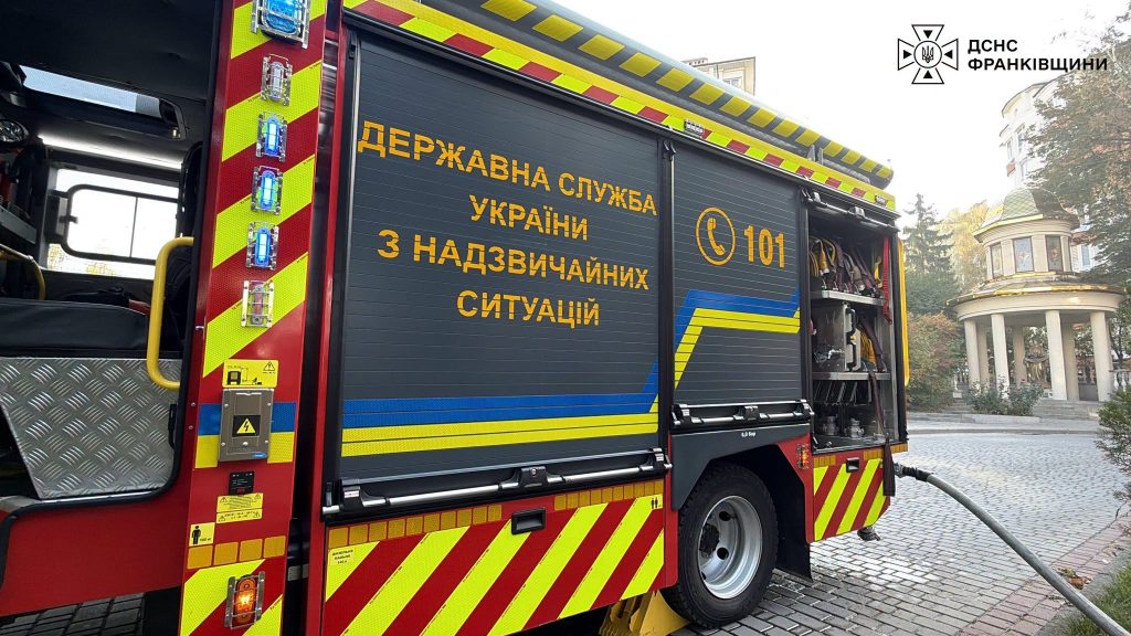 В Крихівцях швидко загасили вогонь у легковому автомобілі