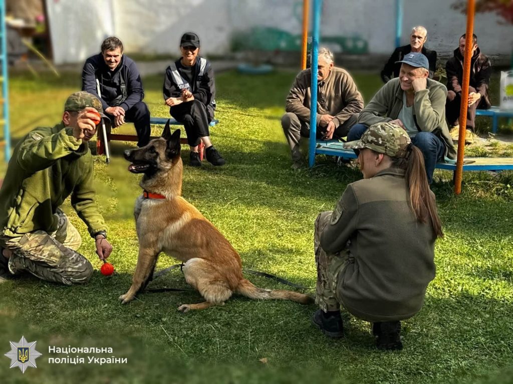 Чотириногі помічники на шляху до відновлення: поліцейські Прикарпаття ініціювали каністерапію