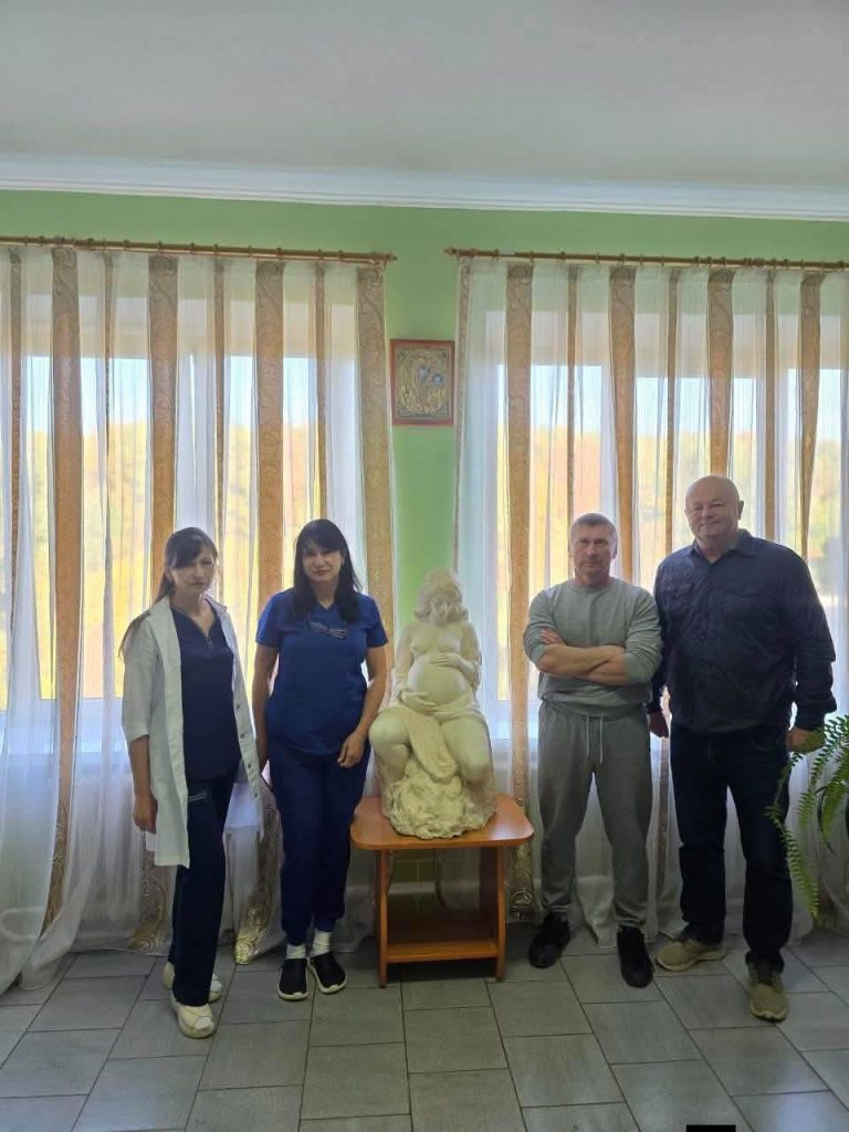 Воїн ЗСУ презентував Калуському пологовому будинку скульптури які створив власноруч