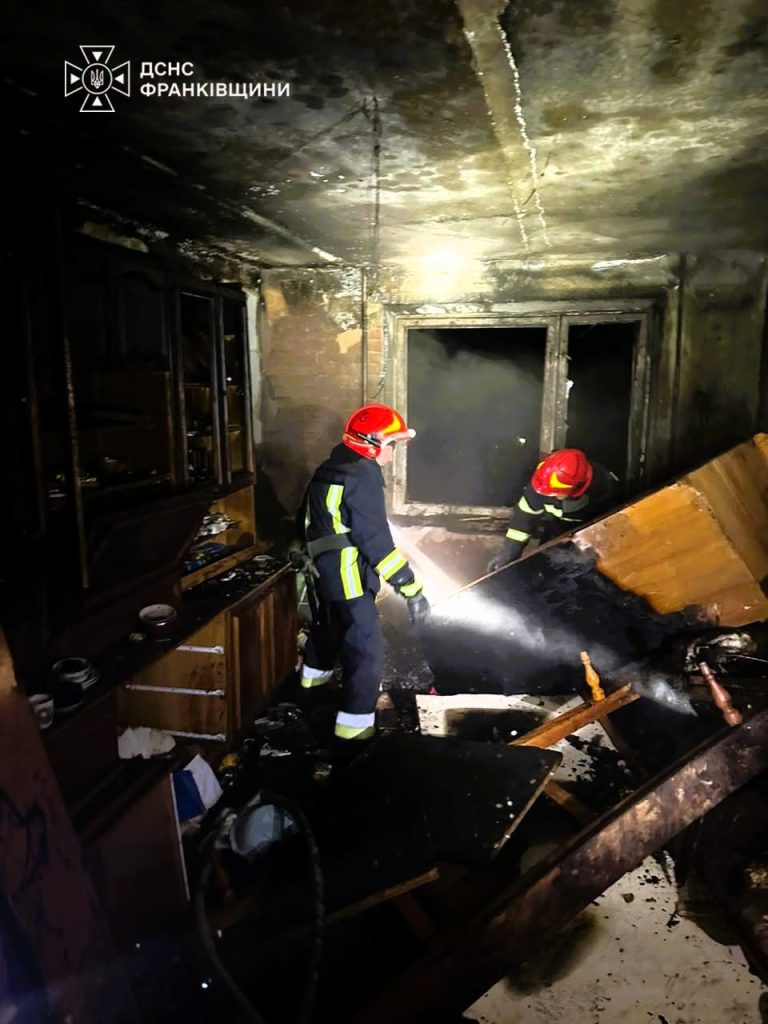 В Івано-Франківську під час гасіння займання рятувальники евакуювали людей із задимленого приміщення
