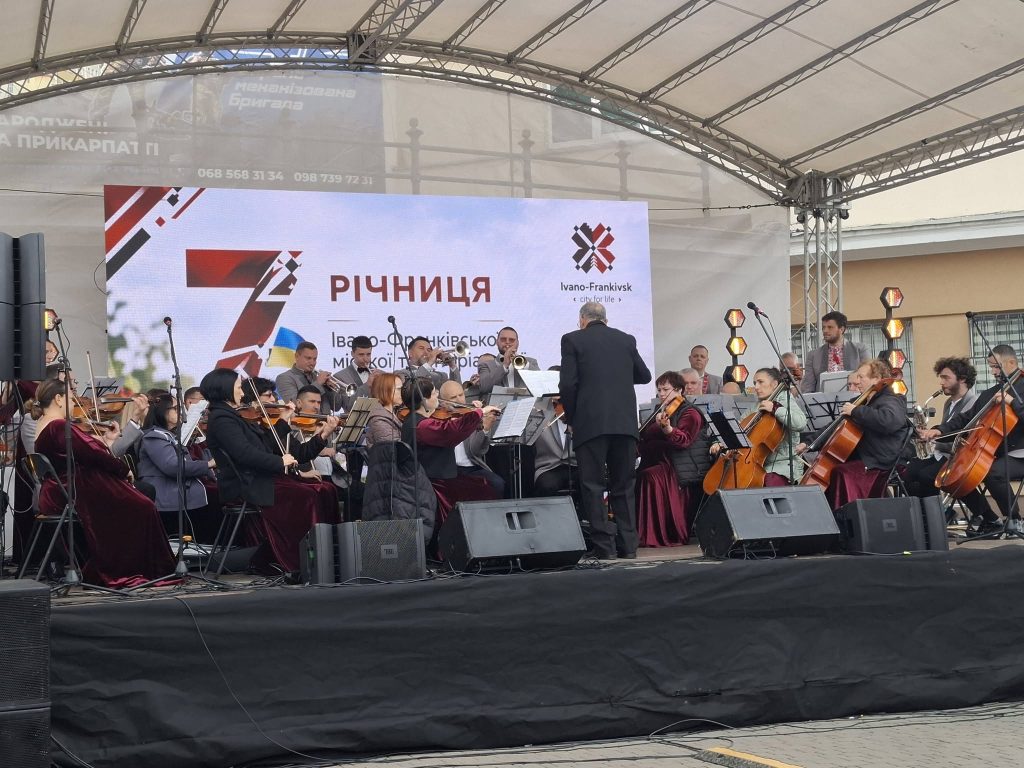 На площі Ринок розпочалися виступи муніципальних мистецьких колективів