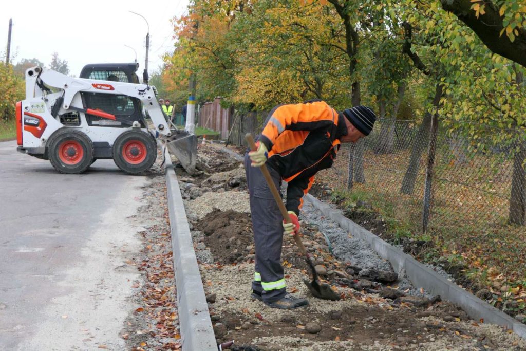У Калуші продовжуються роботи з будівництва безбар’єрного тротуару на Височанці