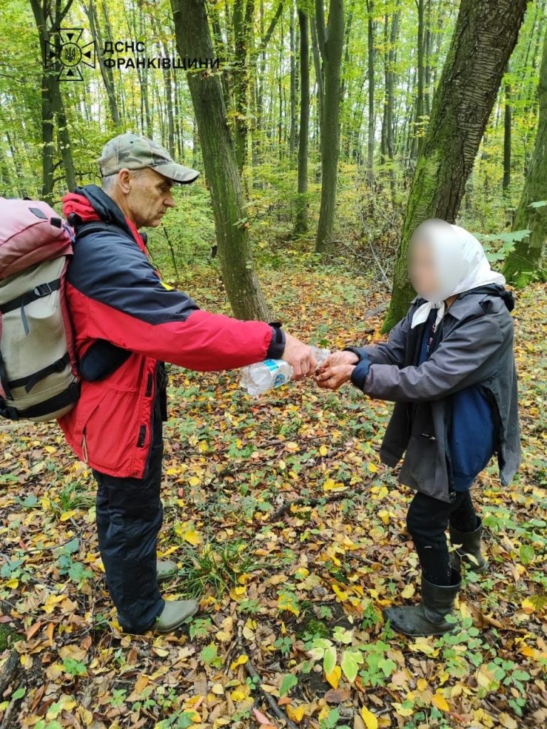 Рятувальники виявили жінку, яка загубилася, пошуки чоловіка продовжуються