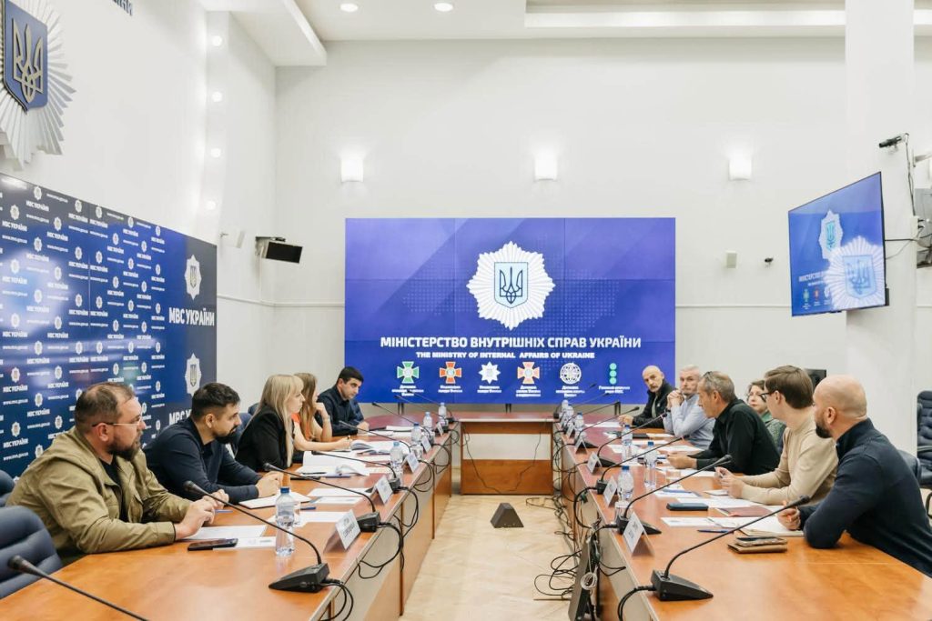 Заступниця Міністра внутрішніх справ України Катерина Павліченко разом з іншими представниками