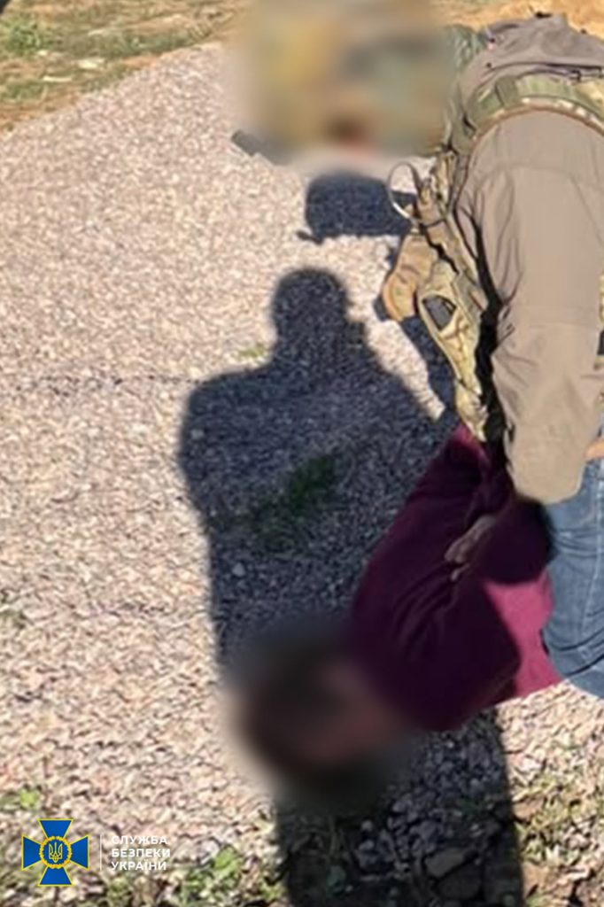 Служба безпеки України та Державне бюро розслідувань затримали адвоката, який за 315 тисяч доларів США обіцяв допомогти фігурантці