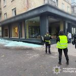 У Києві над ліквідацією наслідків російського обстрілу працюють рятувальники та поліція