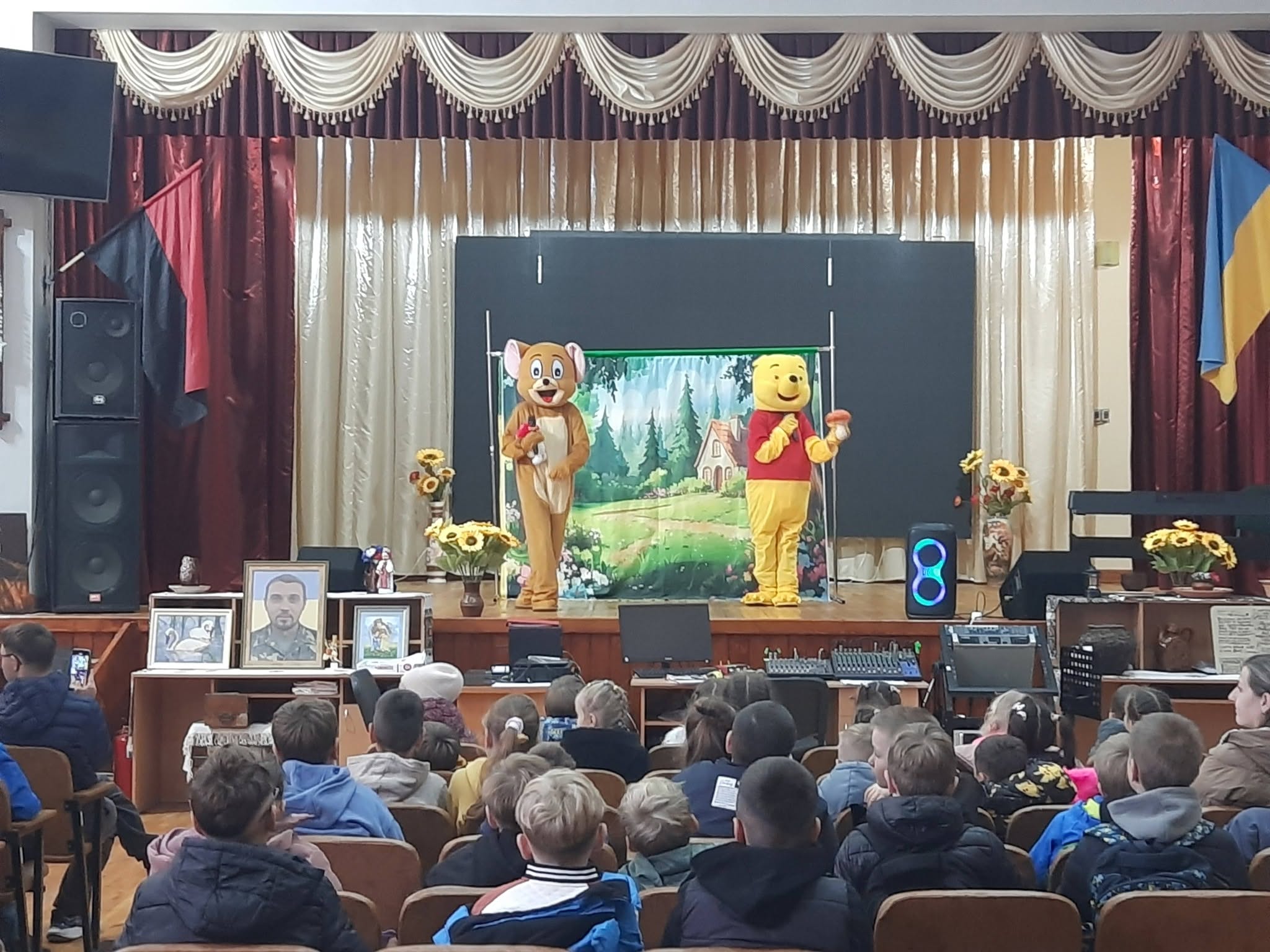 Діти на виставі