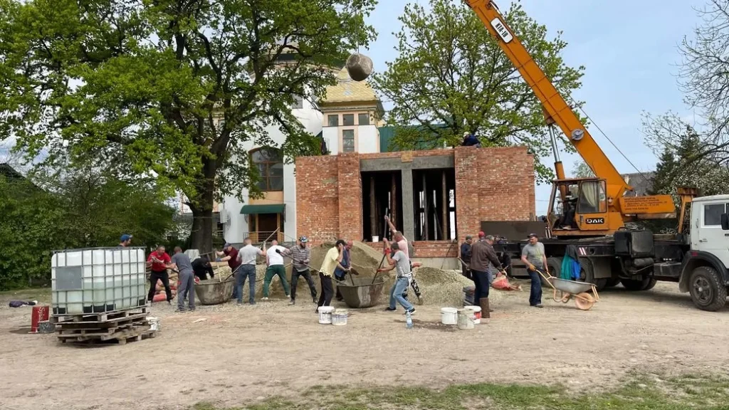 У Голині спорудили 30-метрову дзвіницю завдяки внескам місцевих жителів