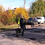 На Прикарпатті селяни власноруч ліквідували вибоїни на державній дорозі