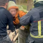 У Коломийському районі рятувальники витягли чоловіка з колодязя