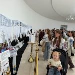 Завершила вишивку останнього хрестика, і син повернувся: у Старуні презентували виставку «Рушник надії»