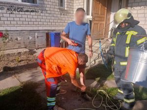 У Брошневі-Осаді рятувальники дістали чоловіка з 12-метрового колодязя