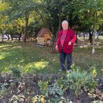 Як 84-річна мешканка Калуша перетворює свій двір на квітучий оазис і оздоблює дрони вишивкою для ЗСУ