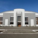 Залізнична станція в Калуші вперше за 19 років оновила свій вигляд: вокзал пофарбували у сірий та білий кольори