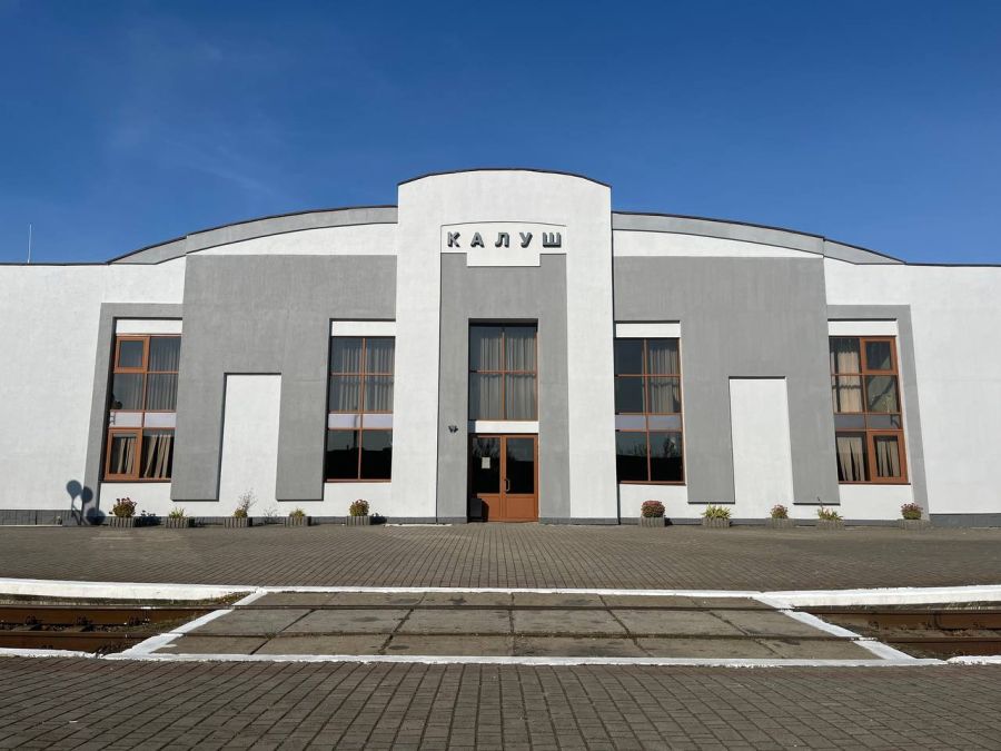 Залізнична станція в Калуші вперше за 19 років оновила свій вигляд: вокзал пофарбували у сірий та білий кольори