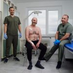 «Він тепер керує своїм життям сам»: лікарі відновили воїна після 35 операцій
