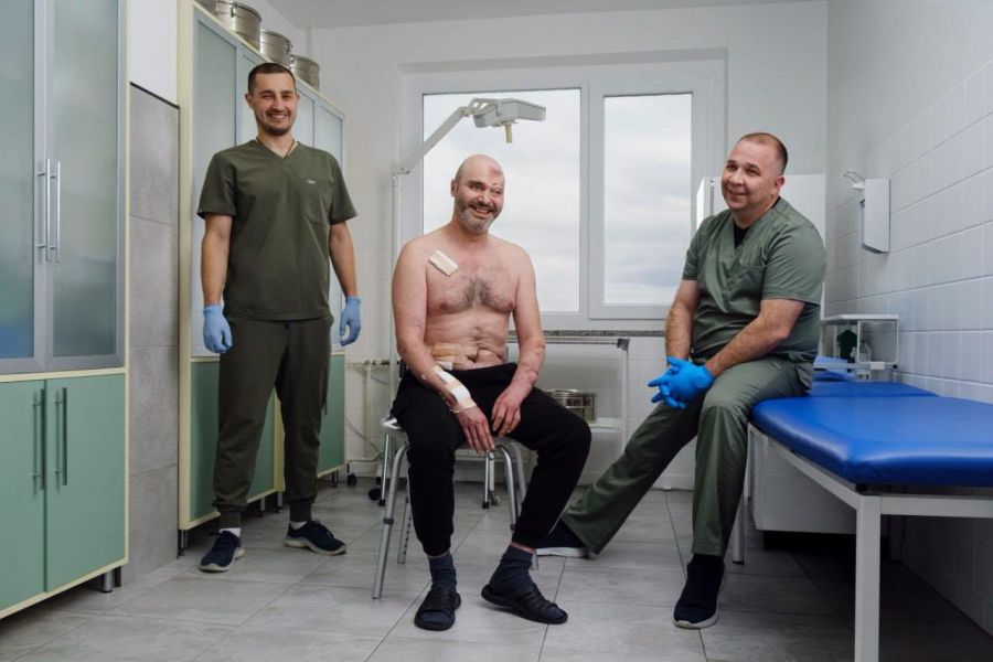 «Він тепер керує своїм життям сам»: лікарі відновили воїна після 35 операцій