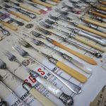 Антикварний магазин “Шпиндель” представив другу за величиною у світі колекцію вікторіанських виделок для огірків