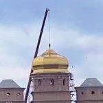 Важлива подія в Новиці: на відновленому Спасо-Преображенському соборі знову встановили головний хрест